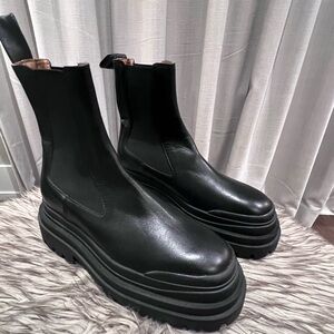 New (without tags) Zara Low Heeled Leather Lug Sole Ankle Boots 7.5us